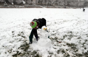 La neu deixa gruixos d’entre 3 i 4 centímetres de manera generalitzada i cap incidència greu