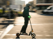 Gavà començarà a multar amb 200 € els patinets elèctrics que circulin sense casc