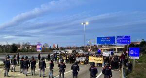 Els professors en vaga tallen la C-32 a Mataró en direcció Barcelona malgrat l’intent dels Mossos d’impedir-ho