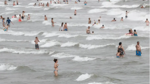 Imatge d’arxiu de banyistes en una platja de Barcelona EFE