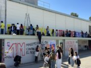 Estudiants de la UAB tornen a pintar el mural gegant esborrat a la plaça Cívica: “És el símbol de les nostres lluites”