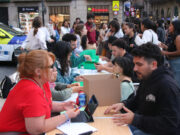 La plataforma Regularización Ya munta unes taules a plaça Sant Jaume de Barcelona per assessorar immigrants