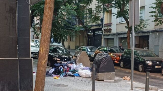 Imatge dels contenidors amb les bosses al carrer (Francisco Alvarez Hernandez)